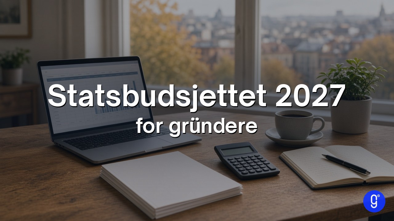 Gründers skrivebord med laptop, budsjettdokument, kalkulator og kaffe, med høstfarget Oslo i bakgrunnen
